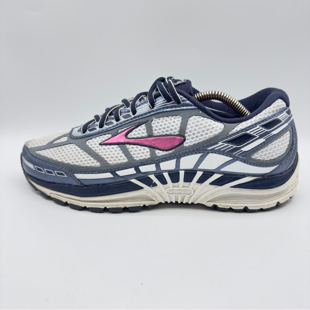 Brooks White and Pink Sneakers with Dynamic Upper Design